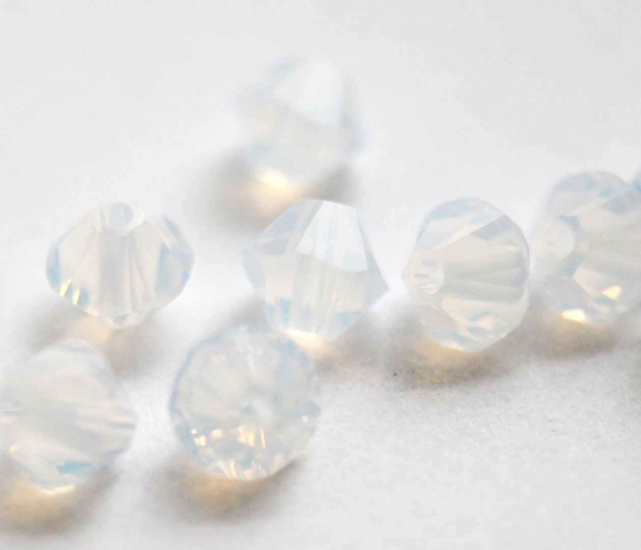 White Opal - 3 mm OBS! 28 stycken